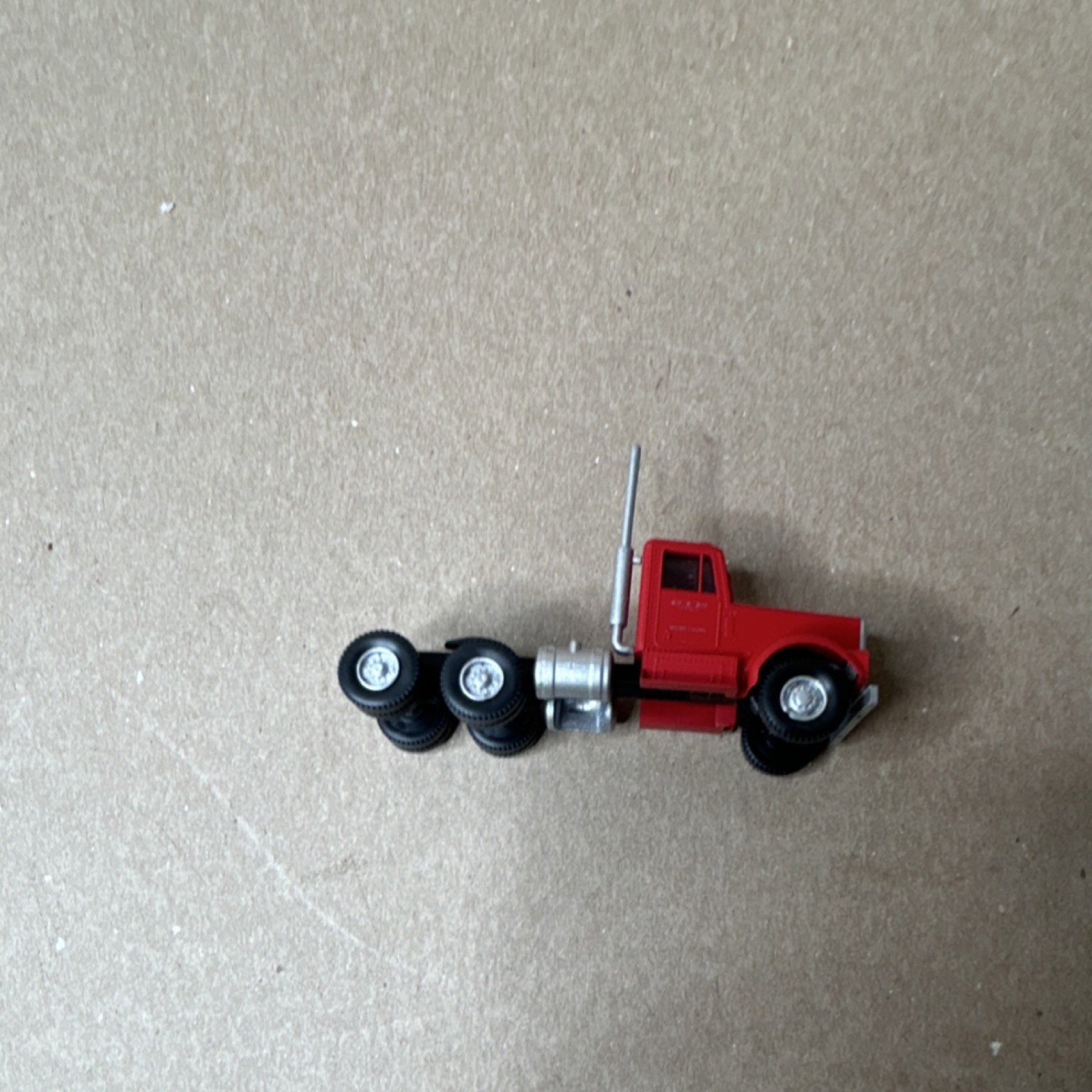 ERTL Kenworth Plastic Tractor Unit 1:87 Red, Black & Silver Toy Vehicle Model