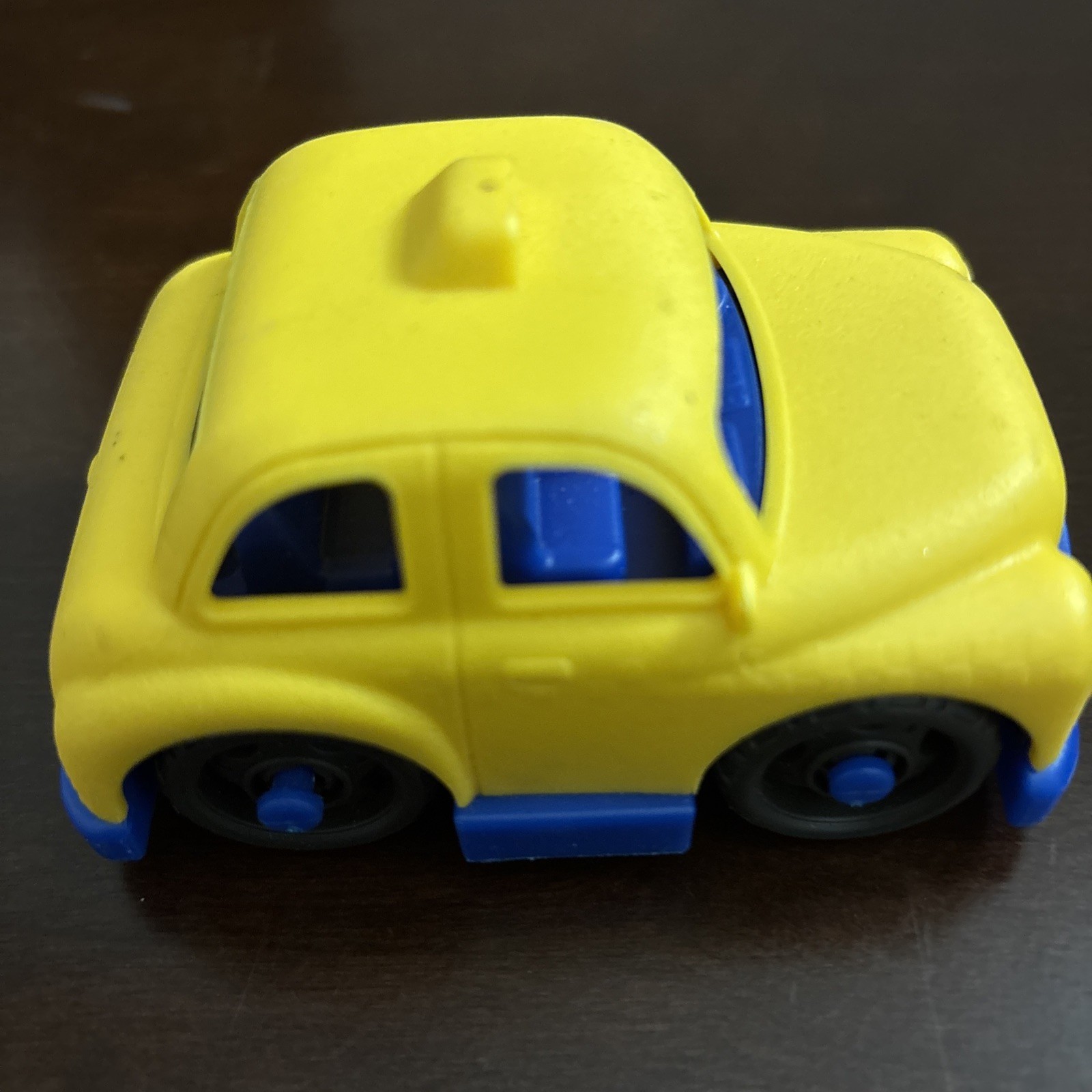 Wonder Wheels Battat Blue and Yellow Toy Plastic Car 2.5″x 3.75″
