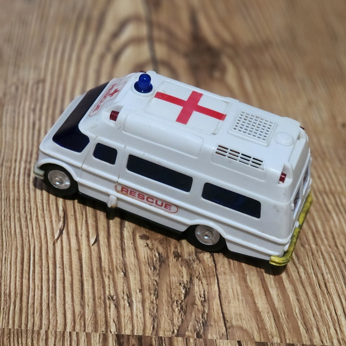 Universal Associated 1976 White Rescue Ambulance Van Red Cross Light