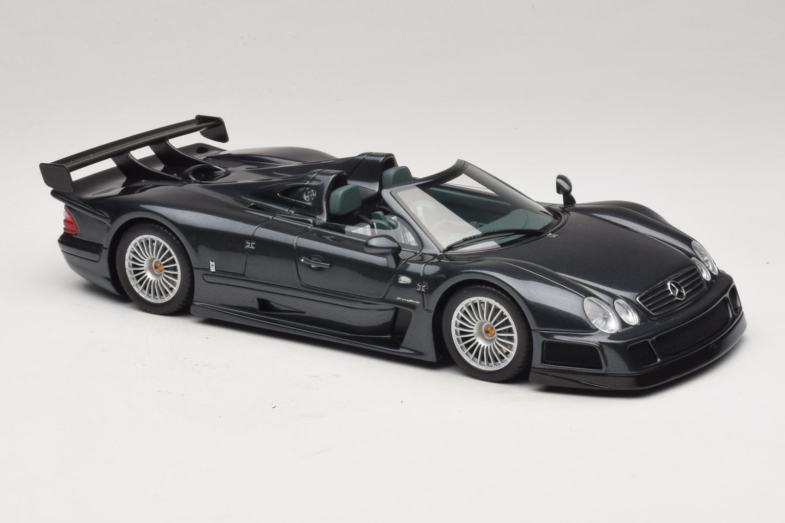 Mercedes CLK GTR Roadster Gray 1:18 GT Spirit | GT960