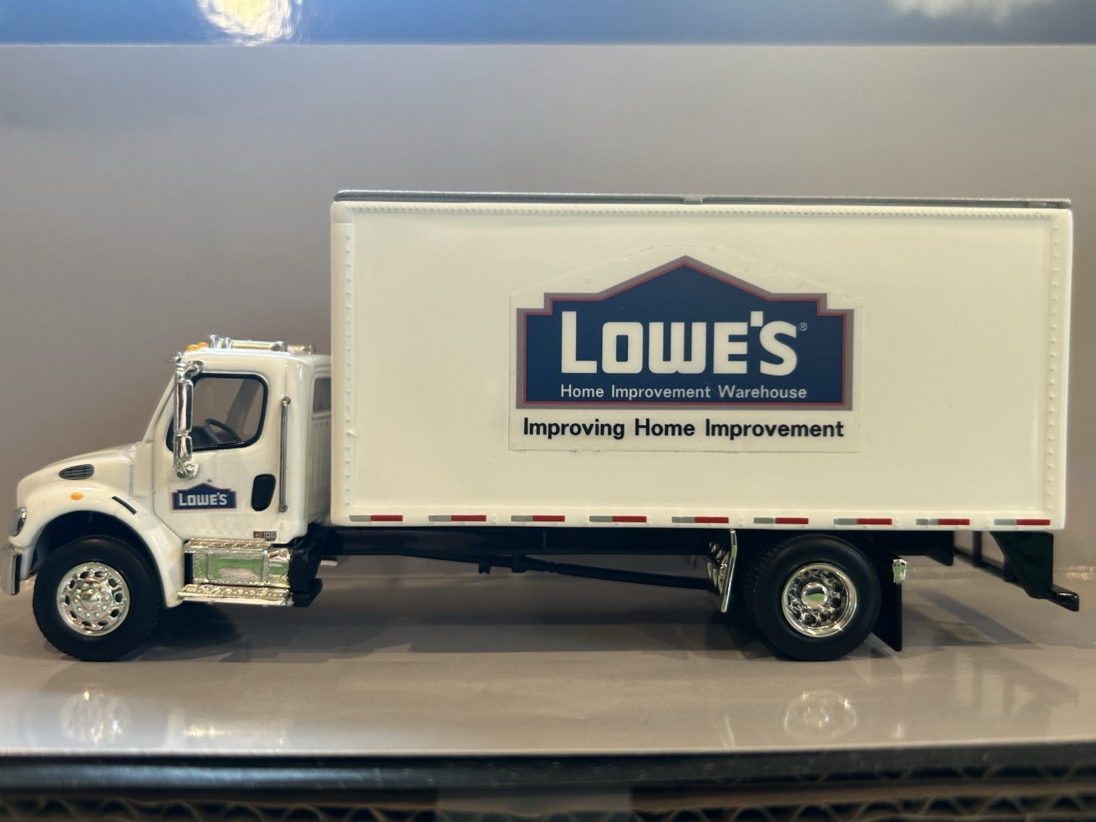 freightliner m2 106 Box Truck 1/64 …Spec Cast. DCP