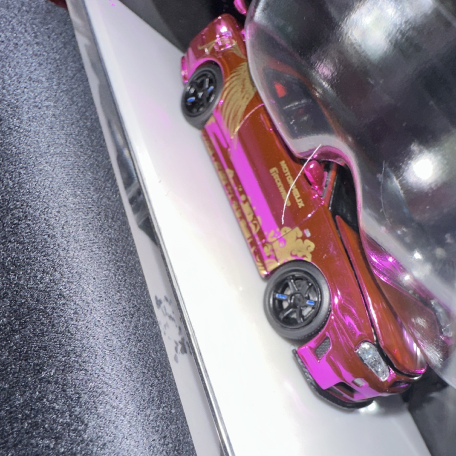 Motorhelix Nissan Skyline GT-R R34 Customized Purple/Gold 1:64 LE 581/599 Case