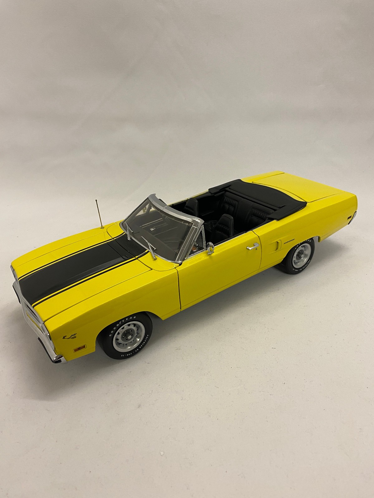 GMP 1/18: 1970 Plymouth Road Runner Convertible Lemon Twist Yellow