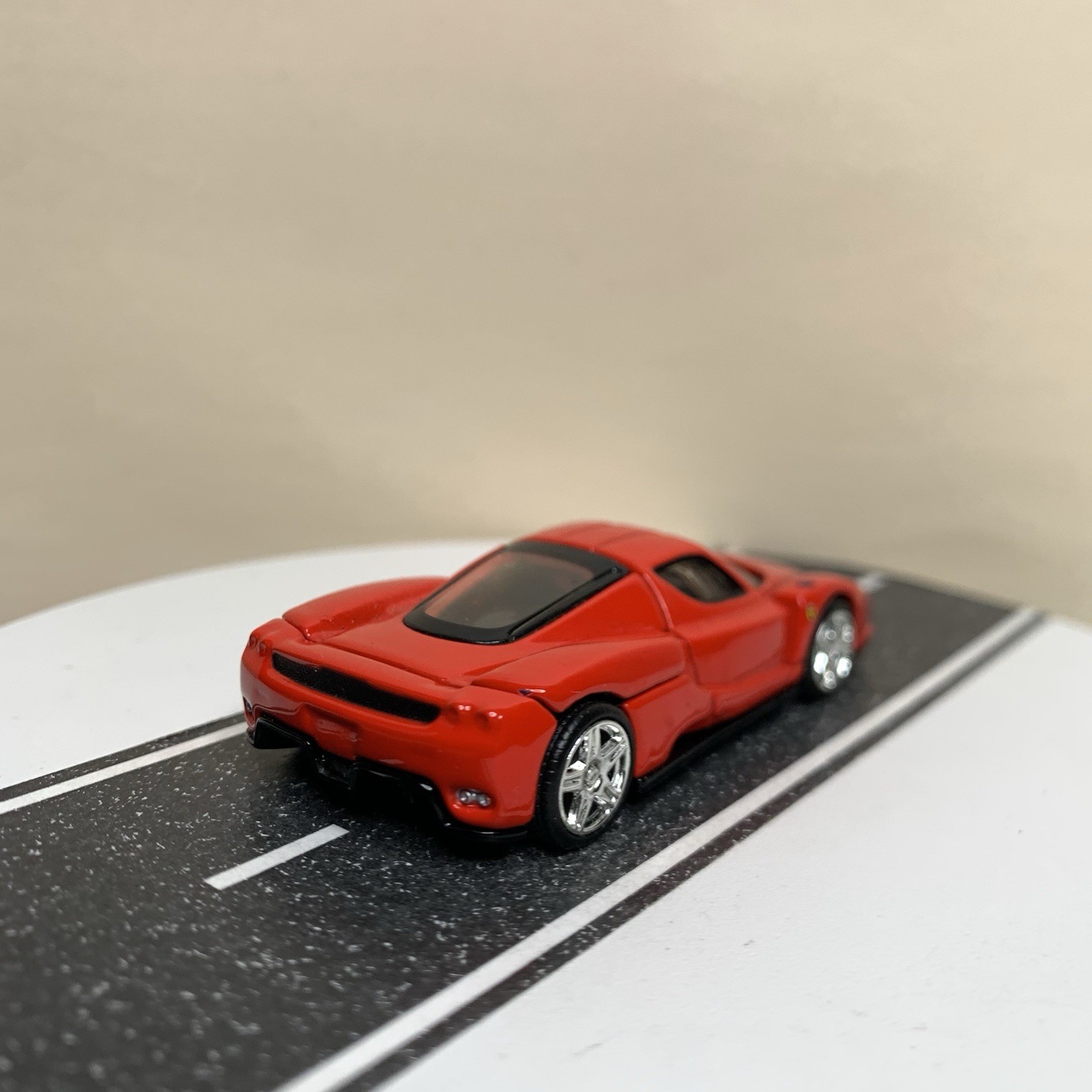 2005 Hot Wheels 100% Oil Can Showcase Series 2003 Ferrari Enzo Red 1:64 Scale NM