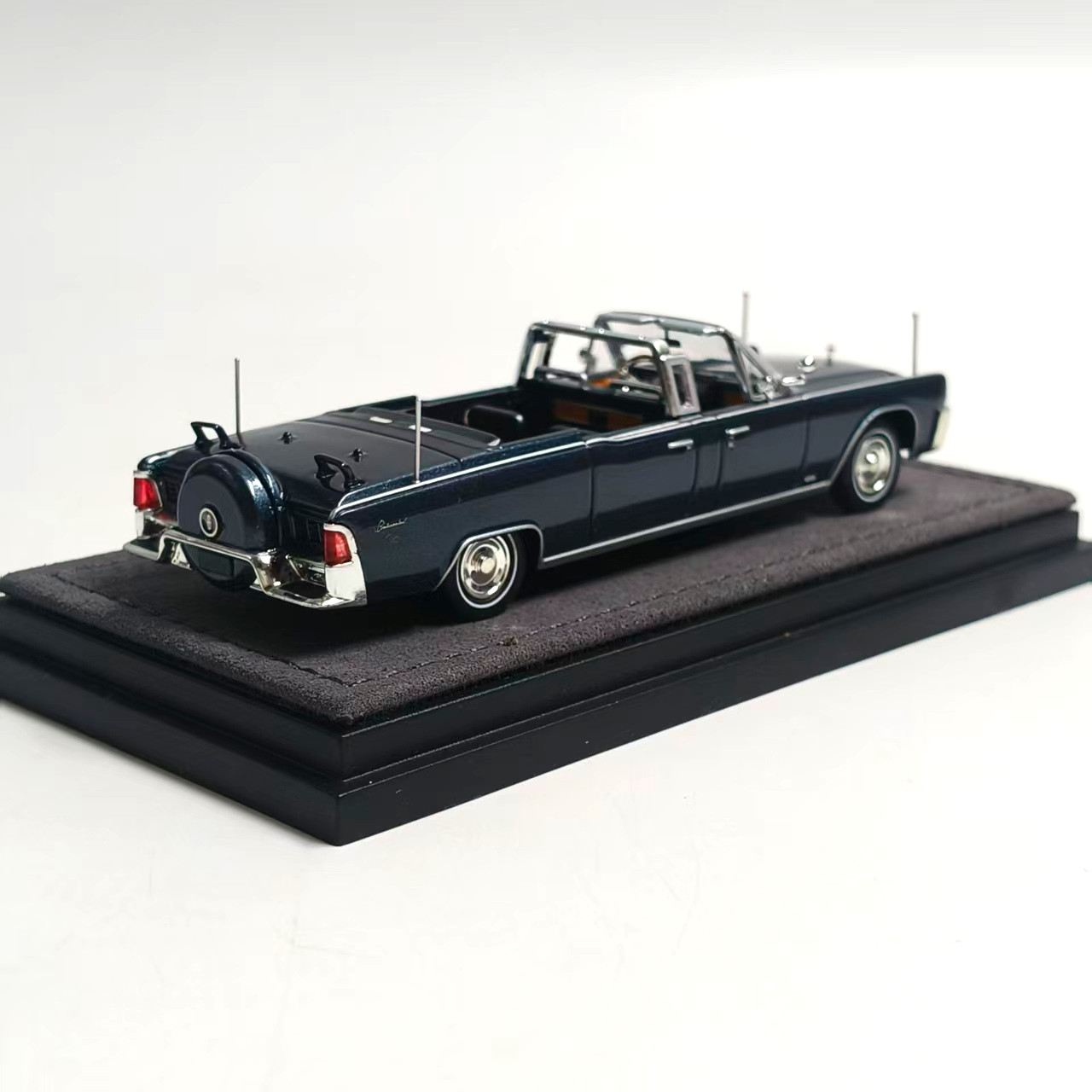 1:64 Lincoln Continental X100 Stretch Convertible Alloy Collectible Model