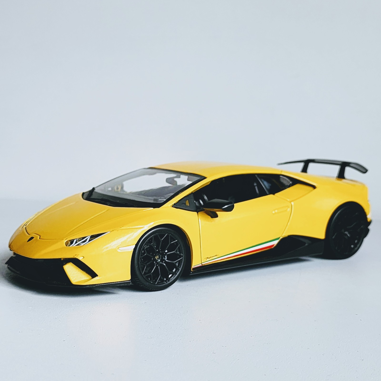 Maisto Special Edition Lamborghini Huracan Performante 1:18 Yellow Diecast