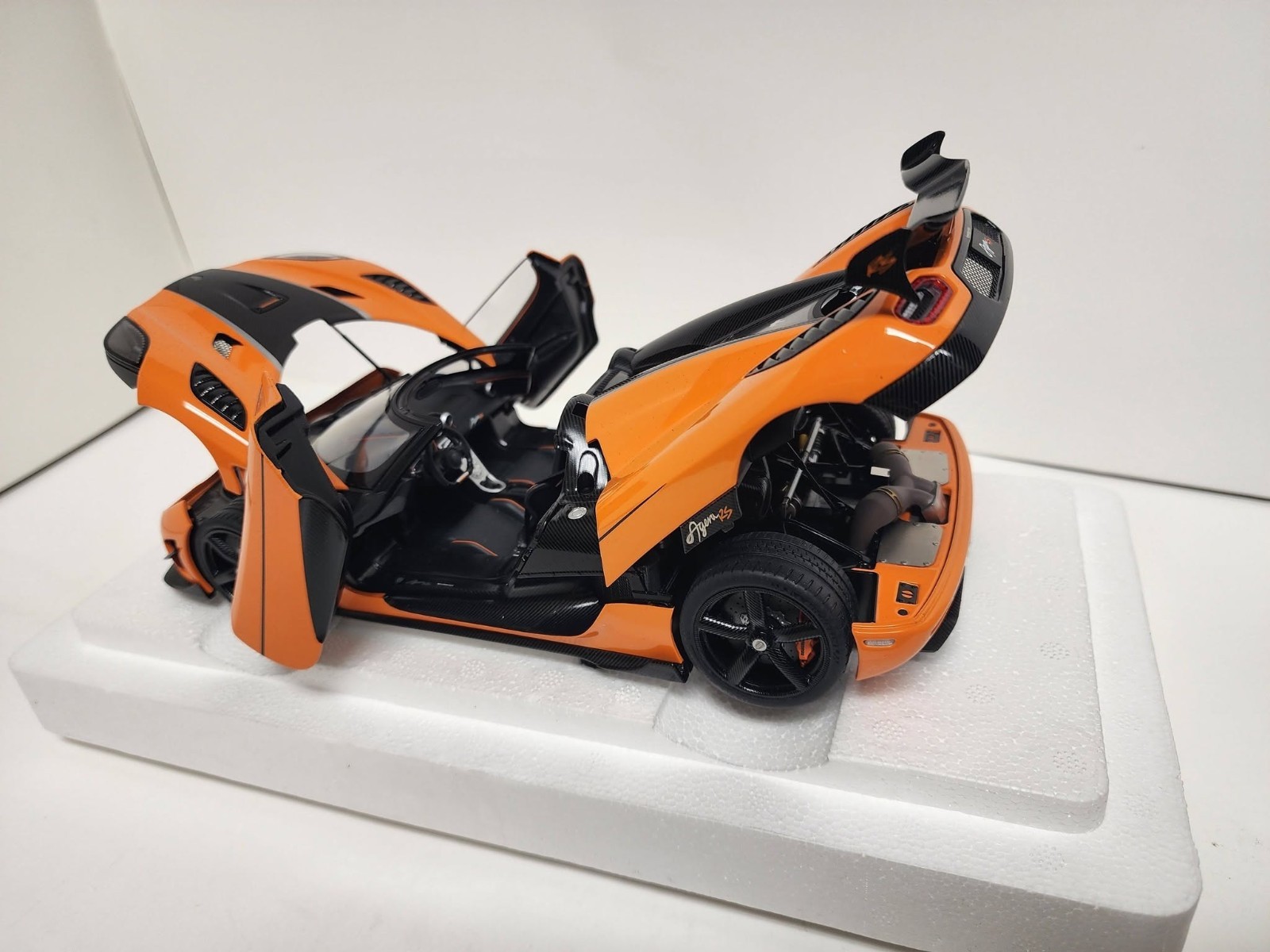 AUTOart: 1/18 autoart model car – Koenigsegg One 1 Agera RS, cone orange/black.
