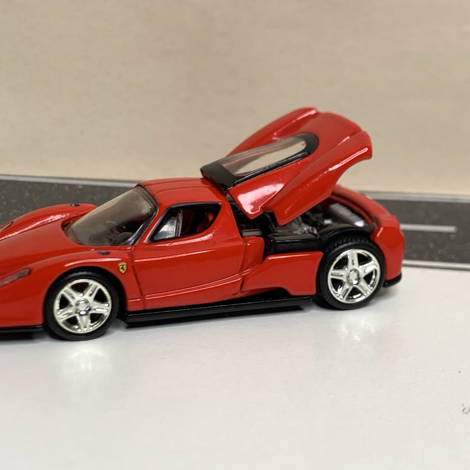 2005 Hot Wheels 100% Oil Can Showcase Series 2003 Ferrari Enzo Red 1:64 Scale NM