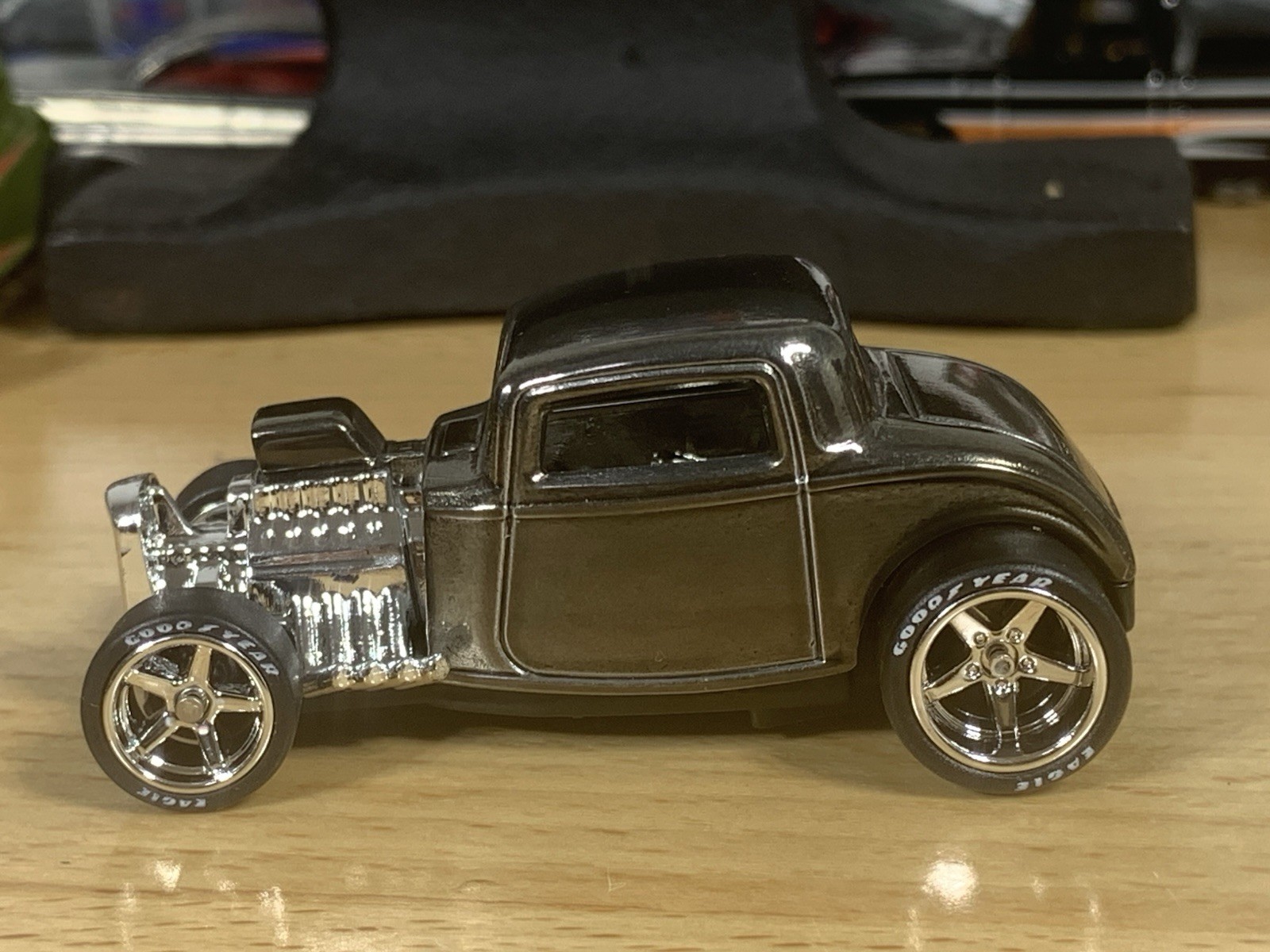 Hot Wheels Zinc Plated Custom ’32 Ford Hot Rod with Metal Base & Wheel Swap