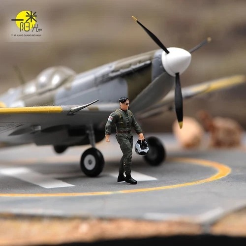 Miniatures Figure Scene Props 1/64 Male Pilot Holding a Helmet For Car Vehicle