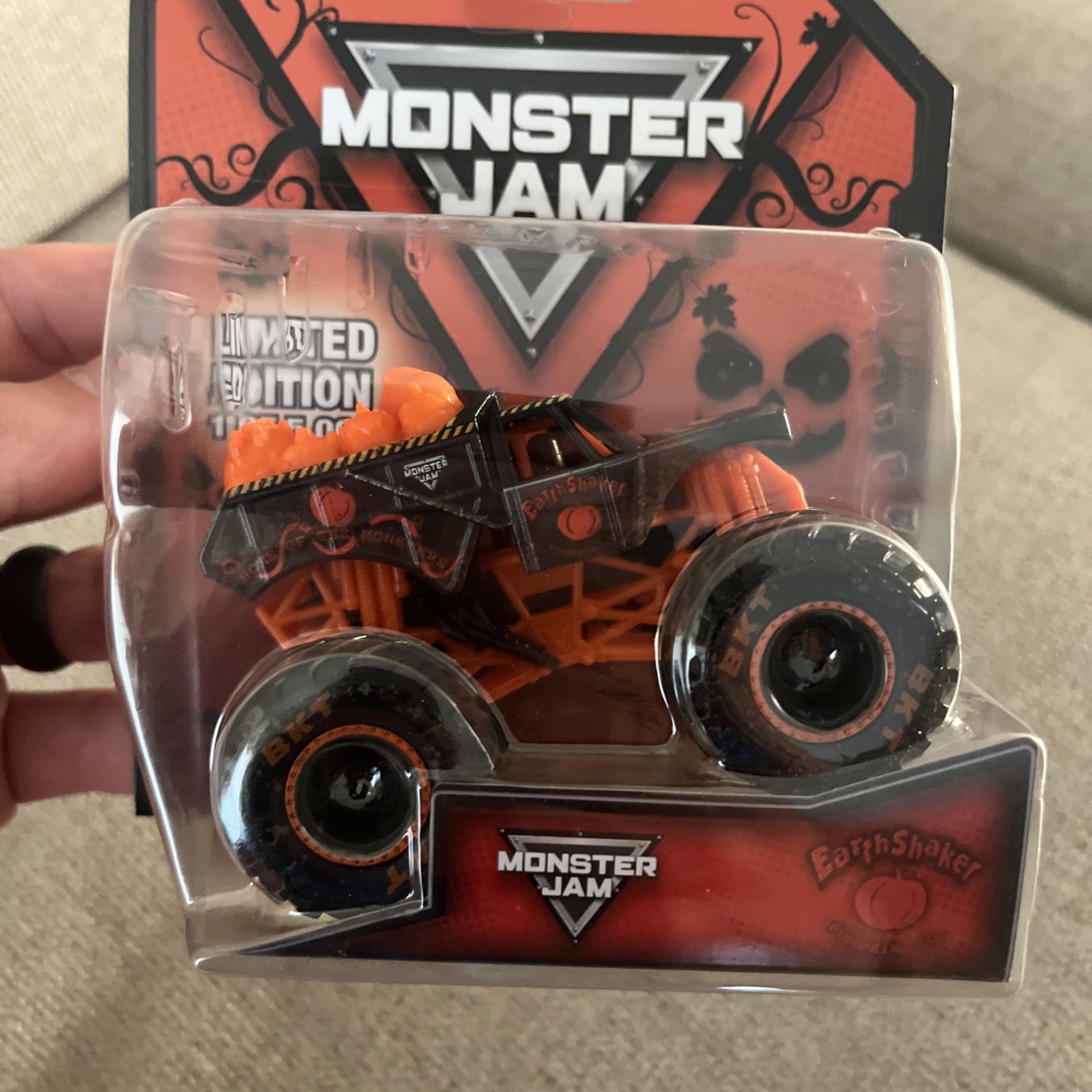 Spin Master Earth Shaker Pumpkin Co. Limited Edition Monster Jam 1:64 Truck