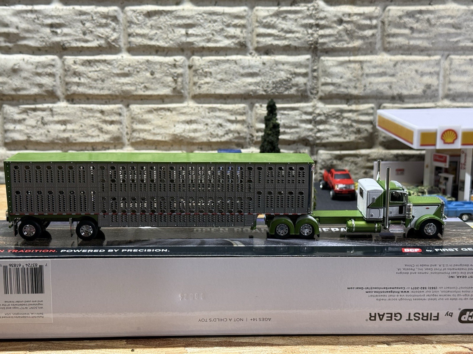 DCP by First Gear 2023 Peterbilt 379 1:64 Diecast Semi w/ Livestock Trailer