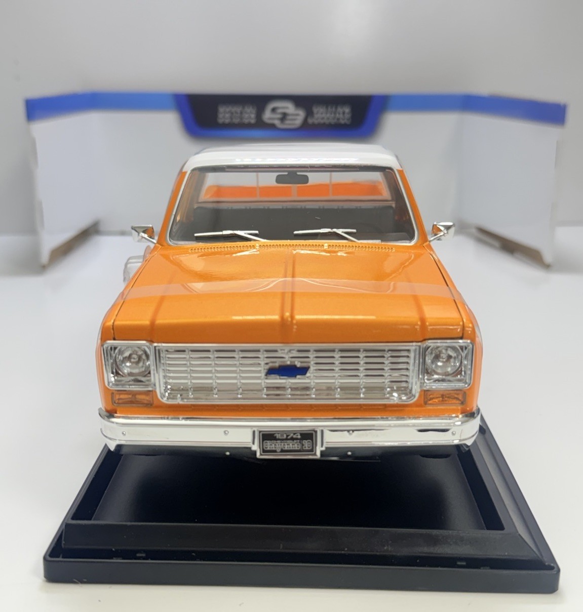 Maisto 1:18 1974 Chevrolet C10 Cheyenne Super Diecast Truck Orange/White Specia…
