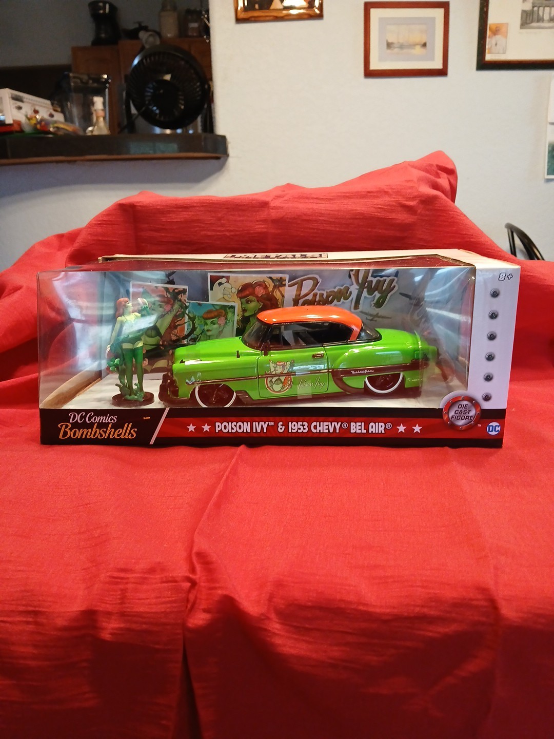 JADA 30455 DC COMICS BOMBSHELLS POISON IVY 1953 CHEVY BEL AIR 1:24 W/ FIGURE (2)