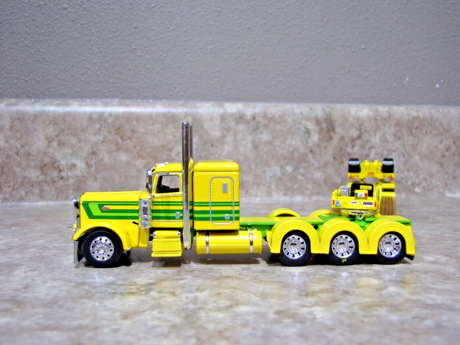 DCP 1/64 Yellow Green Tri-Axle Peterbilt 389 Fontaine Lowboy Trailer 60-1974
