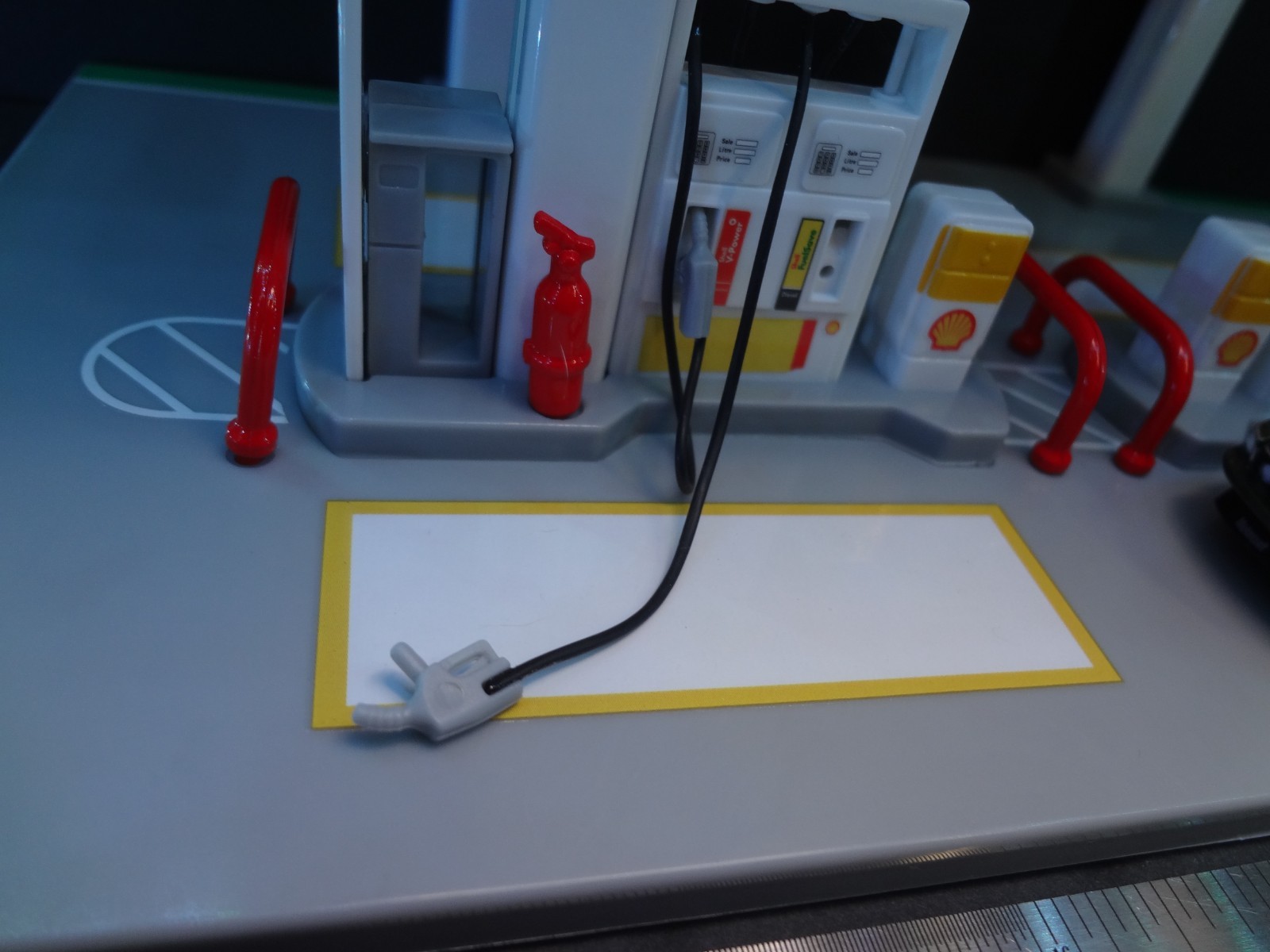 1:64 scale SHELL Gas Station snap on kit
