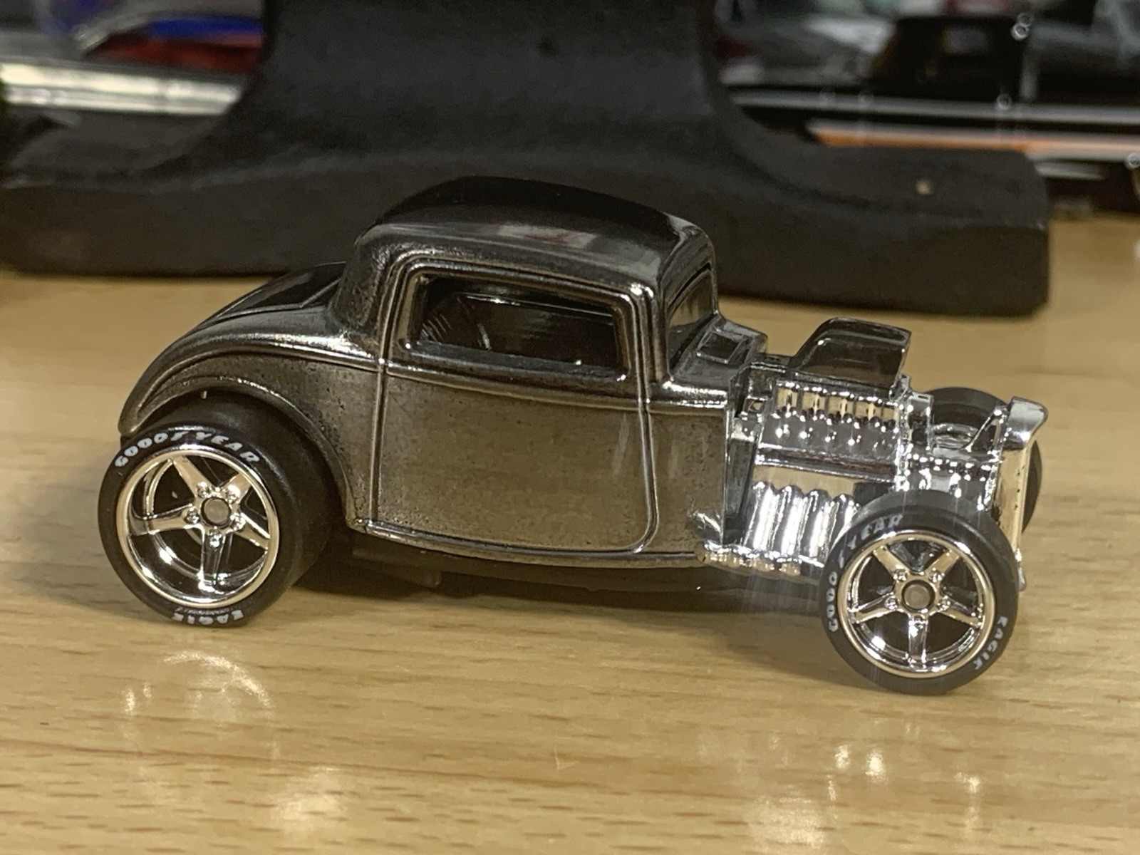 Hot Wheels Zinc Plated Custom ’32 Ford Hot Rod with Metal Base & Wheel Swap