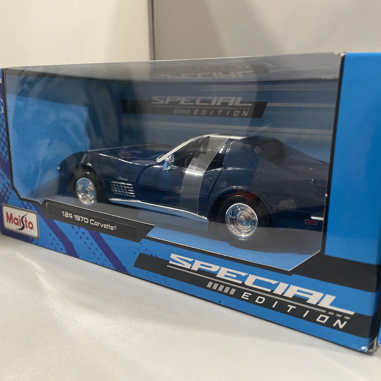 1970 CHEVROLET CORVETTE CONVERTIBLE BLUE 1/24 DIECAST MODEL CAR BY MAISTO 31202