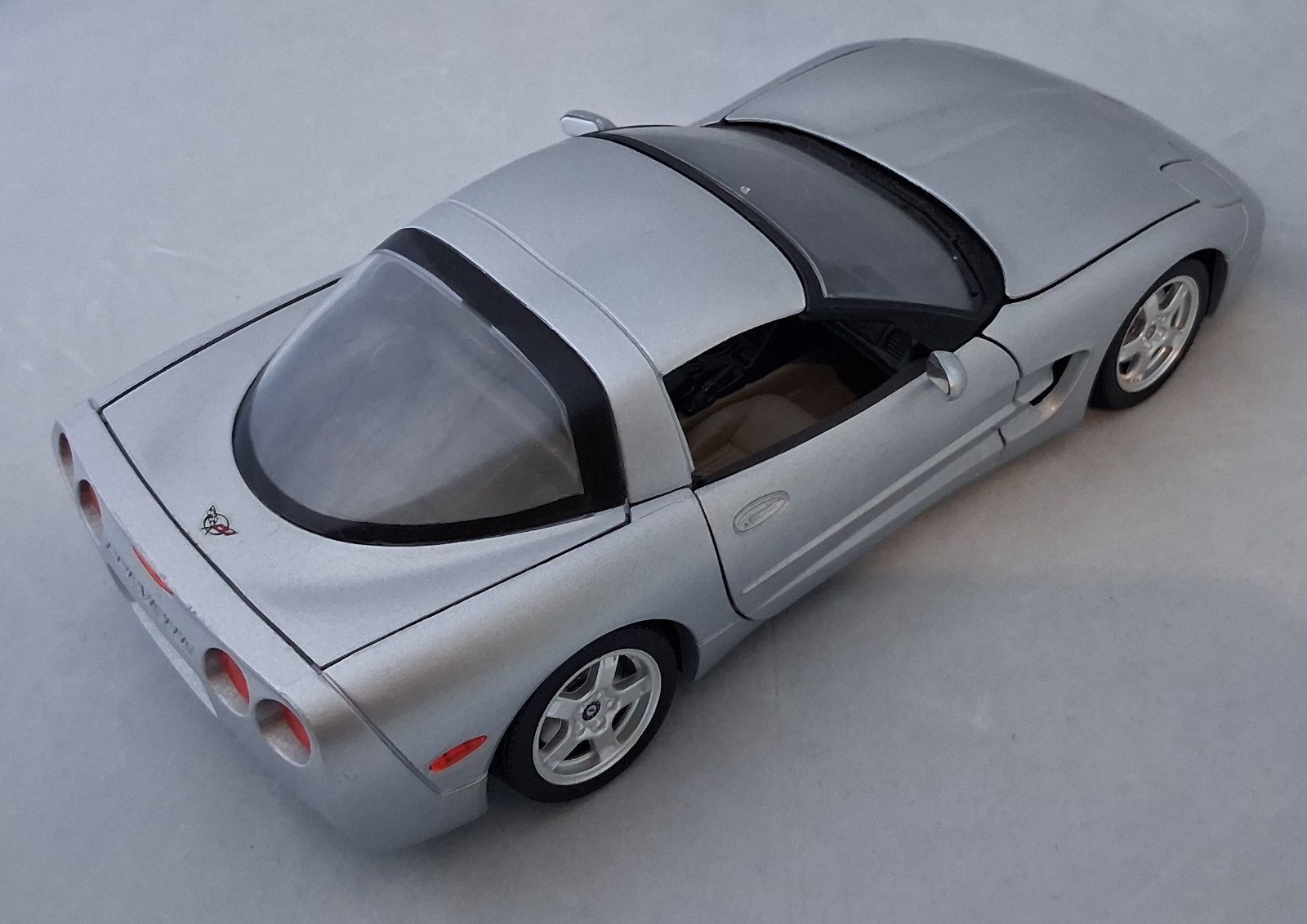 1999 Chevrolet Corvette C5 1:18 Diecast (Silver) : Burago