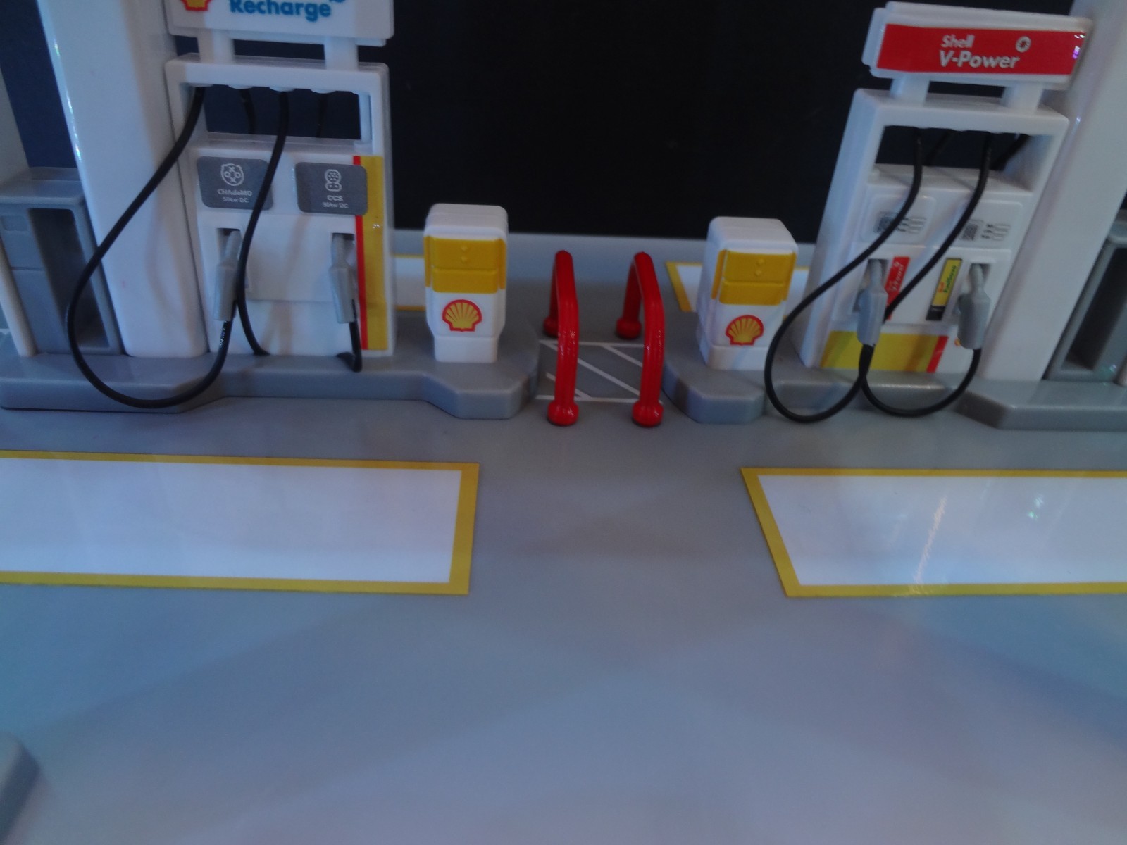 1:64 scale SHELL Gas Station snap on kit