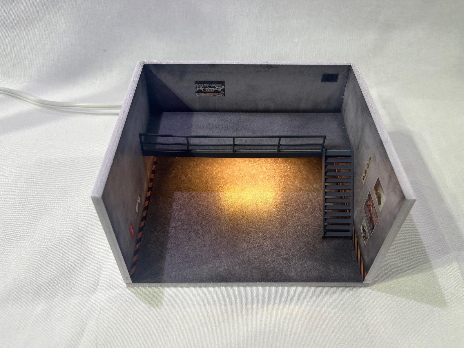 # 01161 – 1/64 Shop Display Diorama with LED
