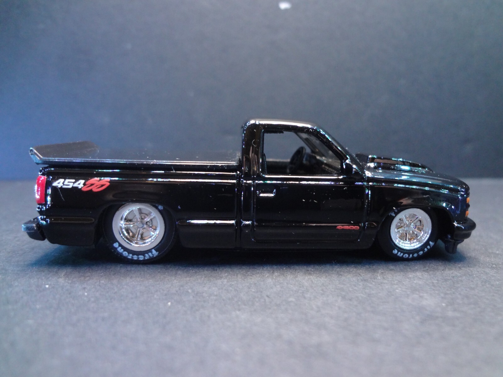 MaisTo 1993 Chevrolet 454 SS Pickup black w/ removable bed cover – Loose 1:64