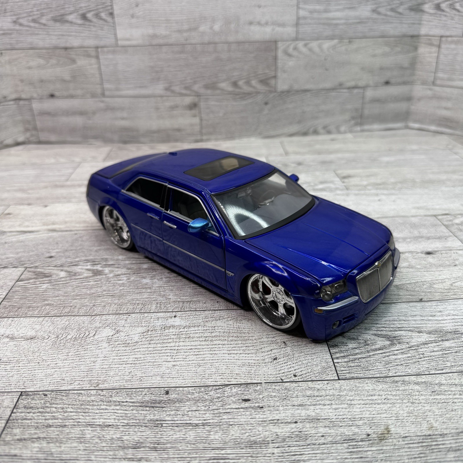 Jada Dub City 2005 Chrysler 300C HEMI 1/24 Scale Candy Blue Diecast