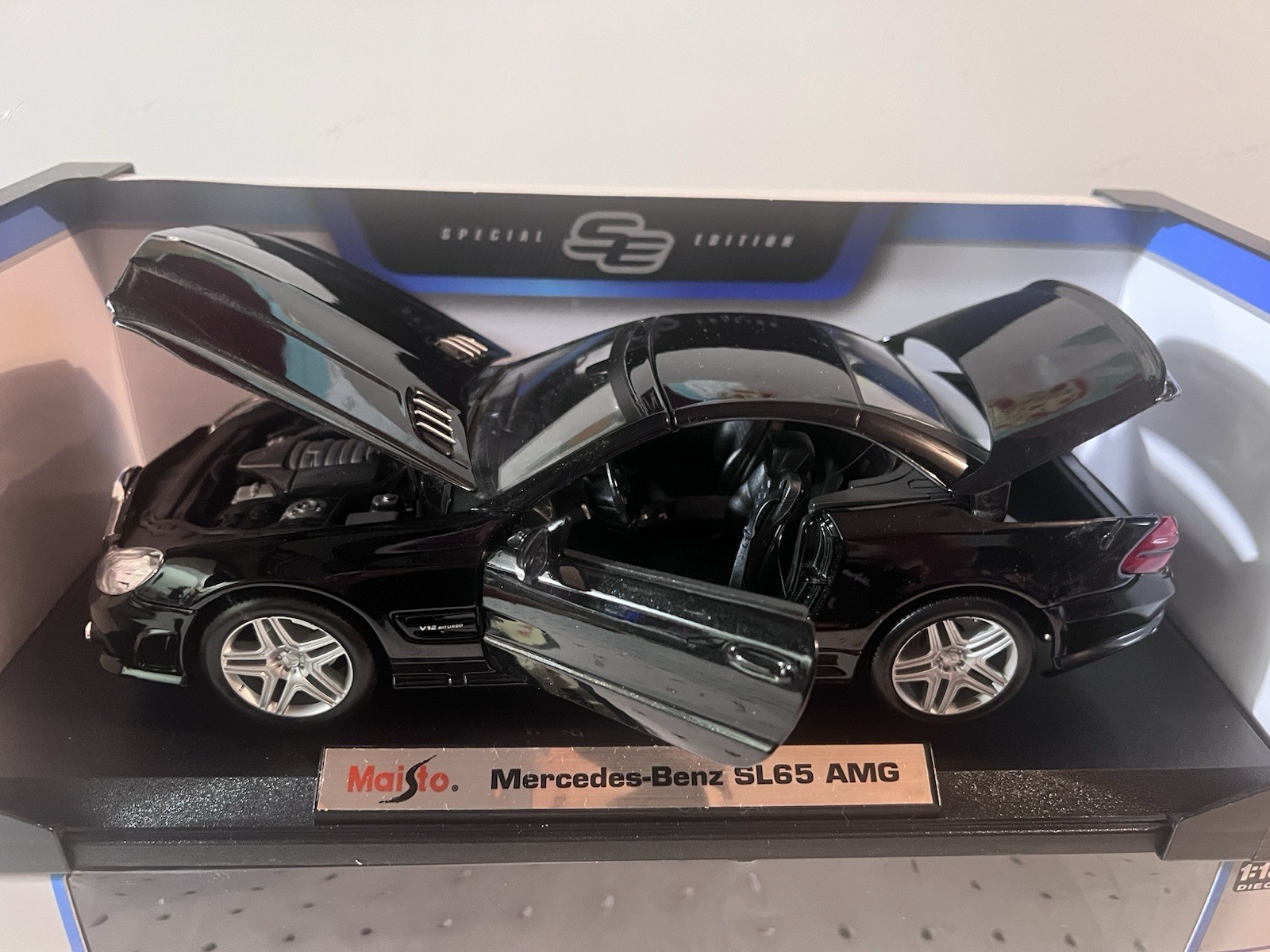 Maisto Special Edition 1:18 Mercedes-Benz SL65 AMG Diecast Car Black Open