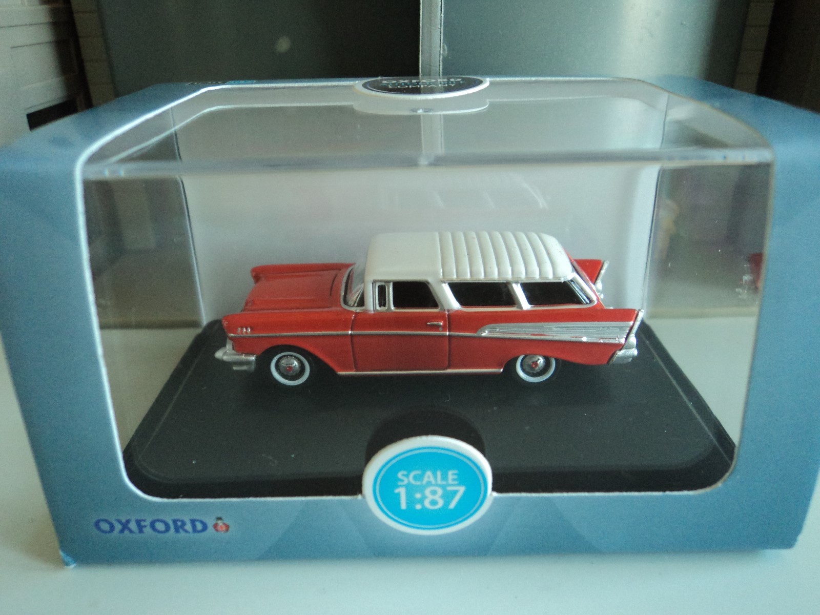 Oxford 1957 CHEVROLET NOMAD Red and White 1/87 HO diecast car GM