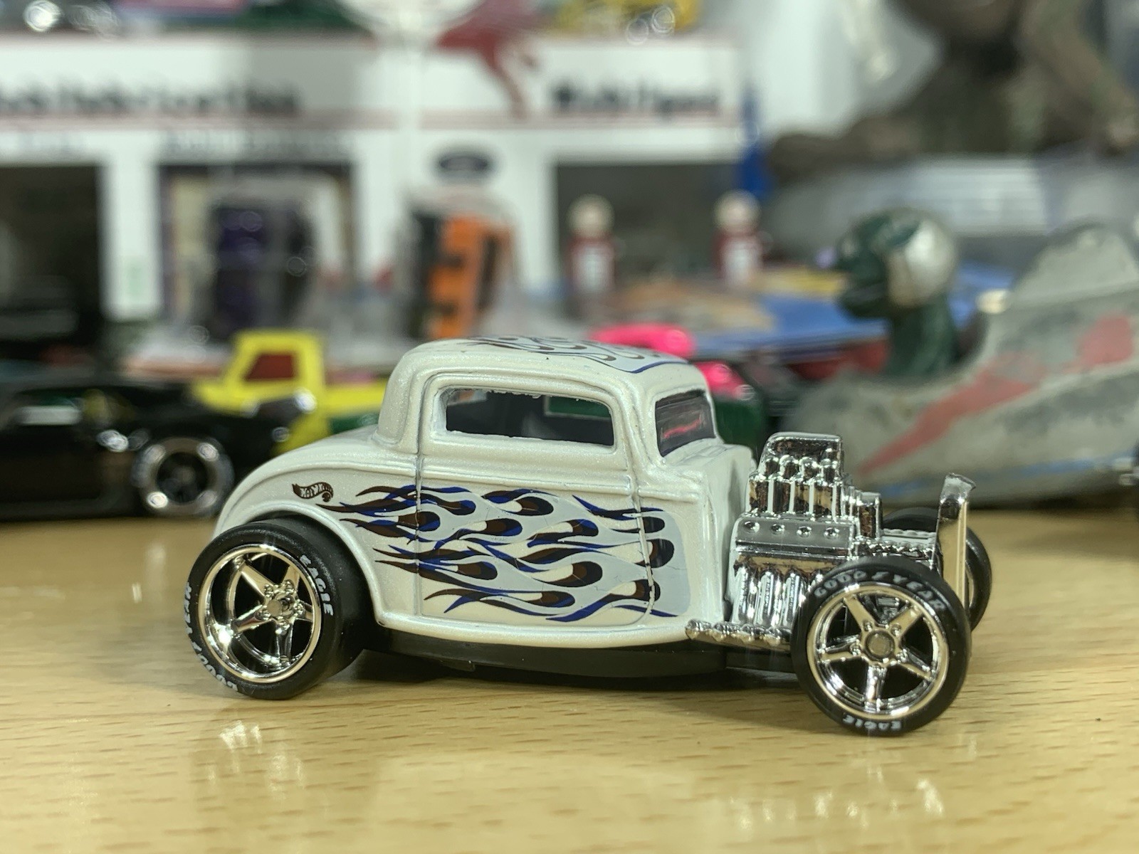 Hot Wheels ’32 Ford Pearl White with Flames Hot Rod Custom Wheel Swap Loose