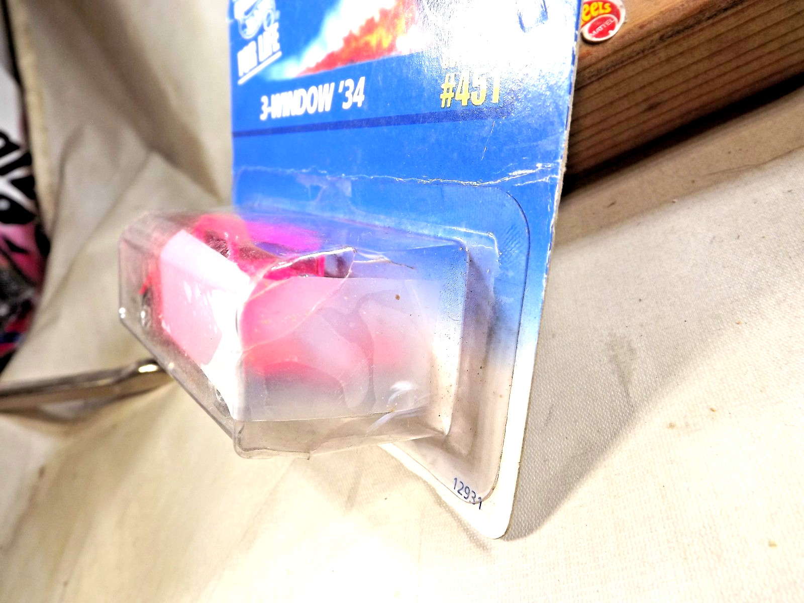 1995 Hot Wheels Blue/White Card – Collector #451 3-WINDOW ’34 Pink w/Chrome 7 Sp