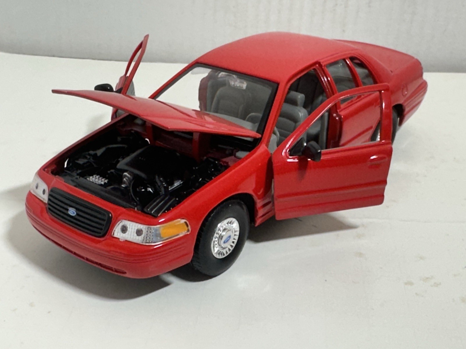 WELLY 1999 FORD CROWN VICTORIA RED 1:24 DIECAST MODEL NEW NO BOX