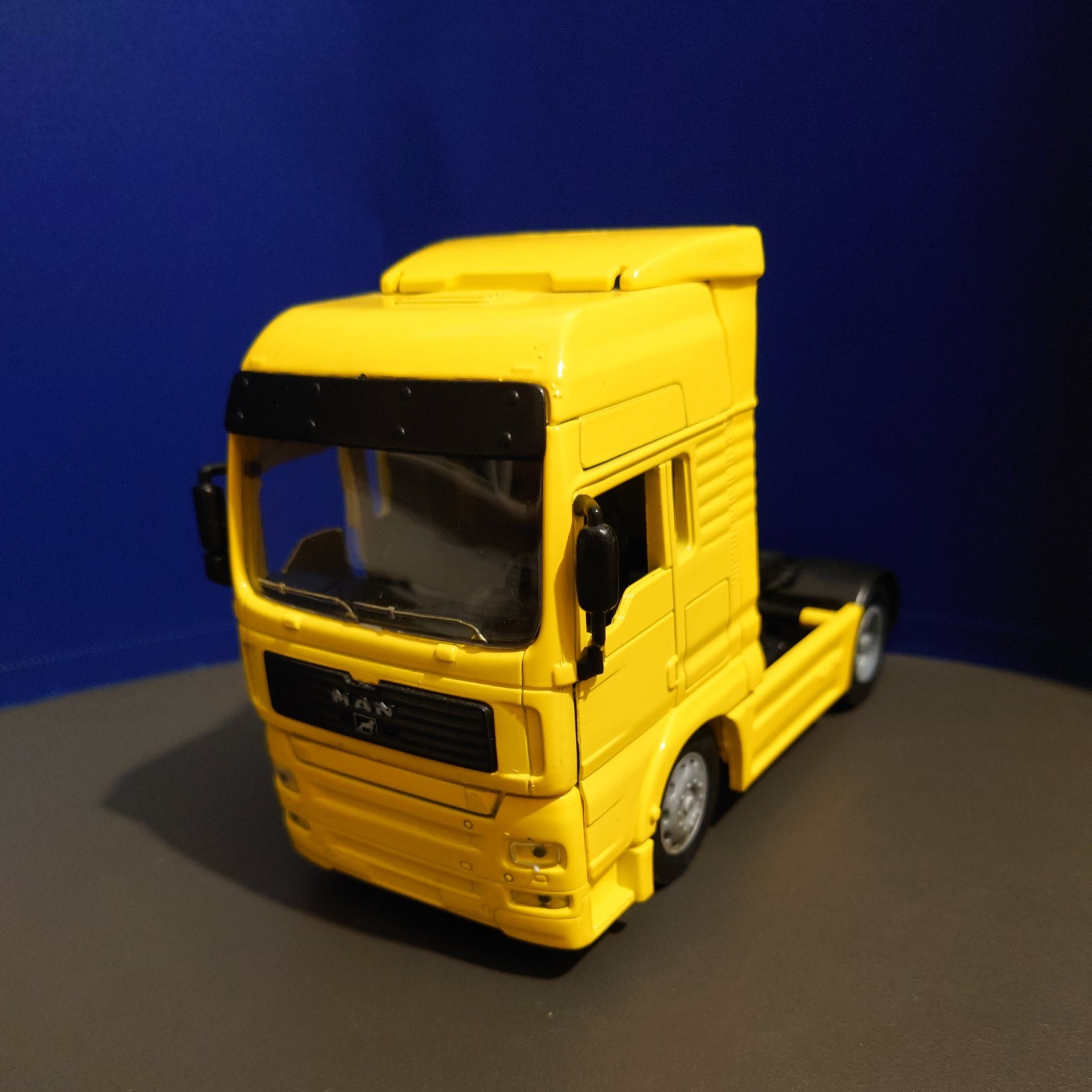 New Ray Man Truck Tractor Unit 1:32 Scale Diecast Model Used