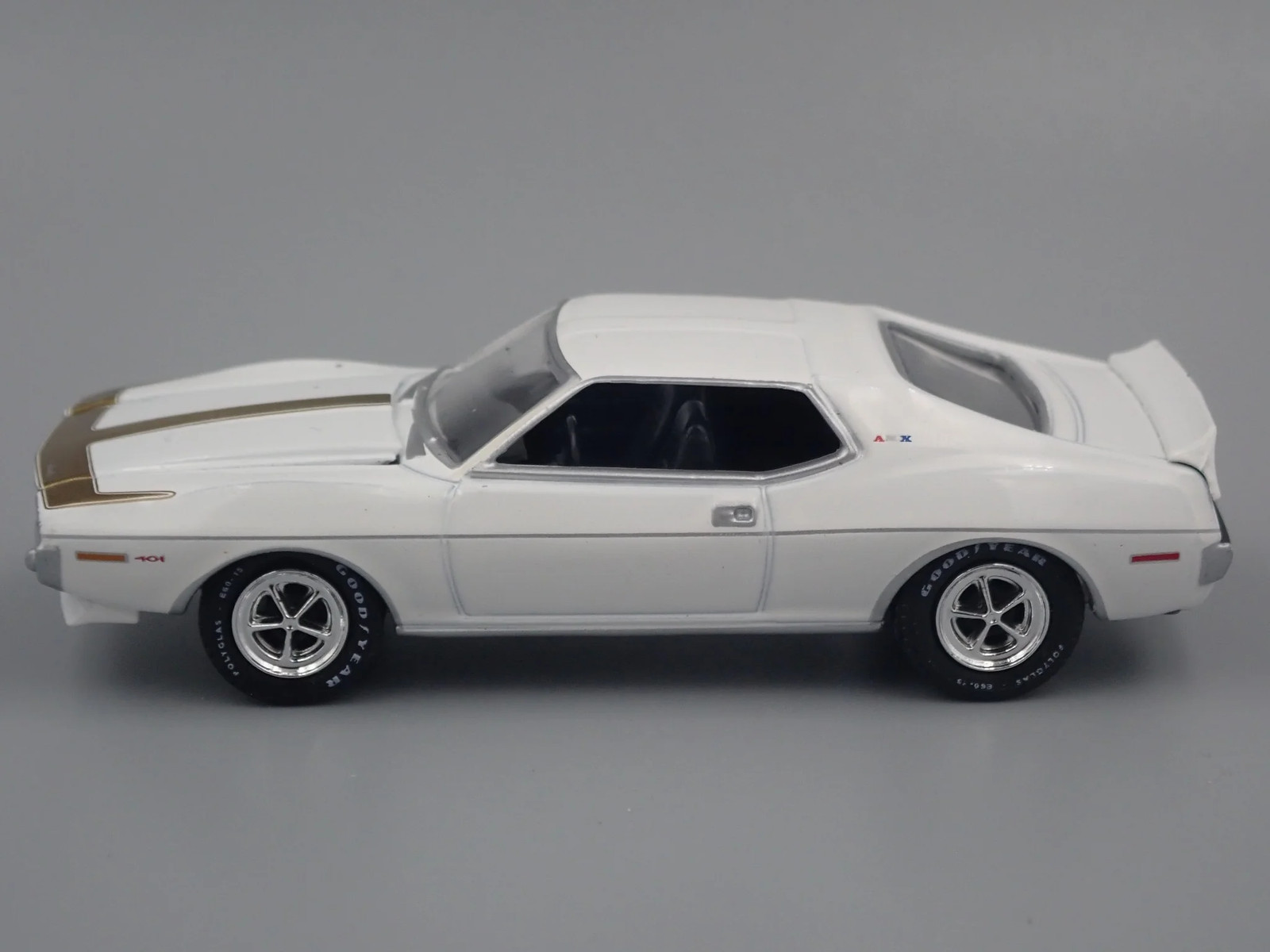1971 AMC JAVELIN AMX WHITE 1:64 SCALE COLLECTIBLE DIORAMA DIECAST MODEL CAR