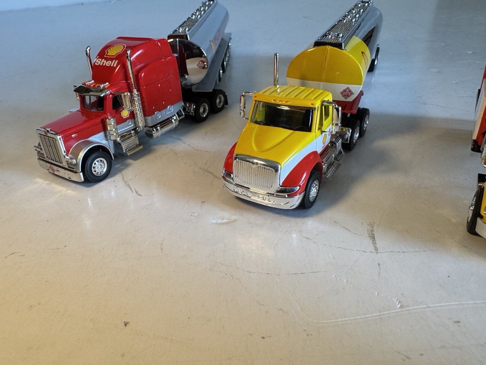 Speccast 1:64 Diecast Shell Peterbilt Tanker Trailer & Freightliner Rack Truck