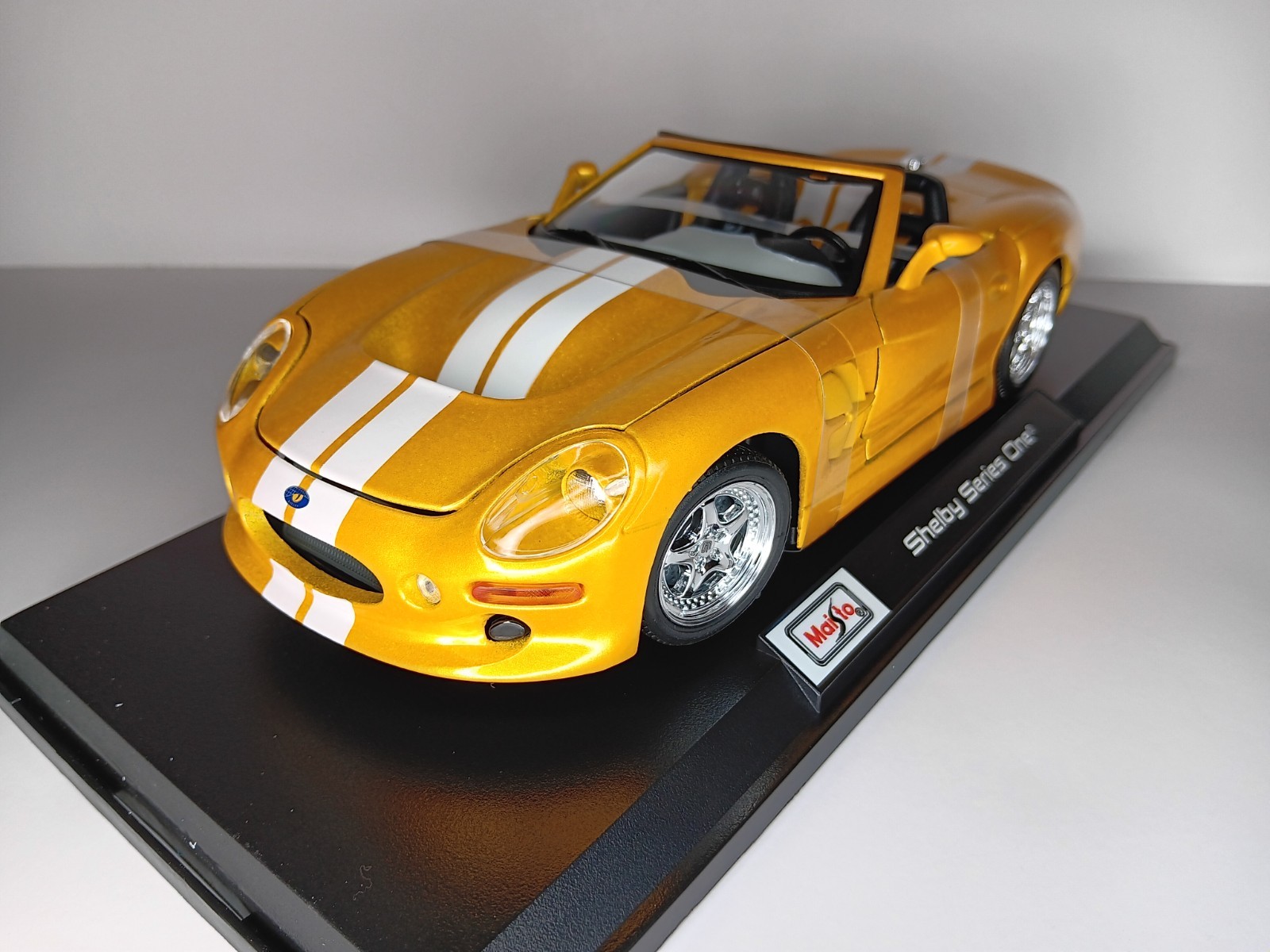 Shelby Series one 1:18 Maisto Exclusive Style Special Edition – Yellow