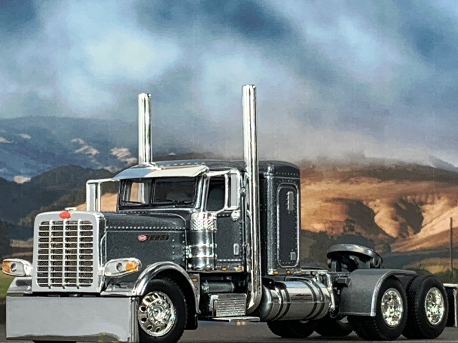 1/64 DCP GUN METAL PRIDE & CLASS PETERBILT 389 W/ 36″ SLEEPER