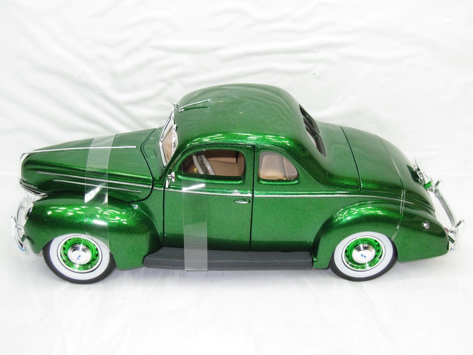 1939 FORD DELUXE V8 FLAT HEAD METALLIC GREEN NIB