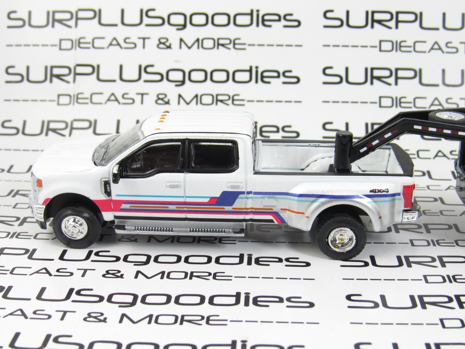 Greenlight 1:64 White 2019 FORD F-350 F350 LARIAT Dually w/Gooseneck Trailer BLK