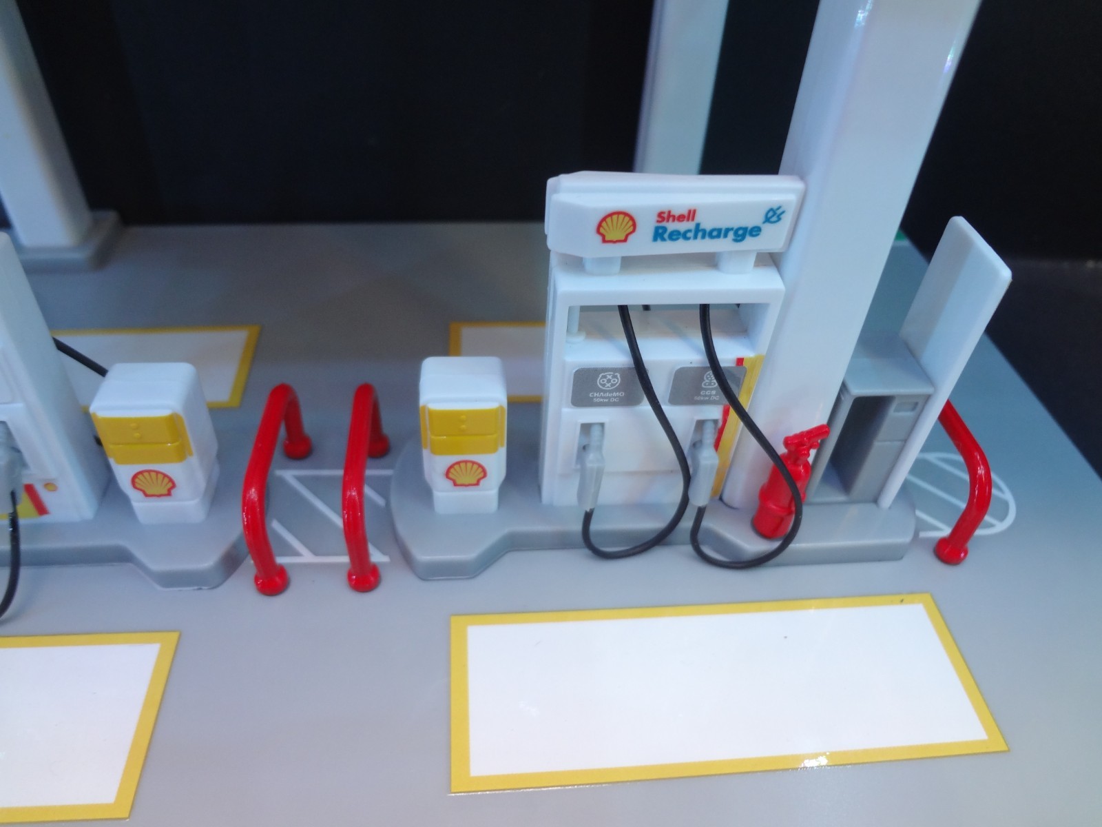 1:64 scale SHELL Gas Station snap on kit