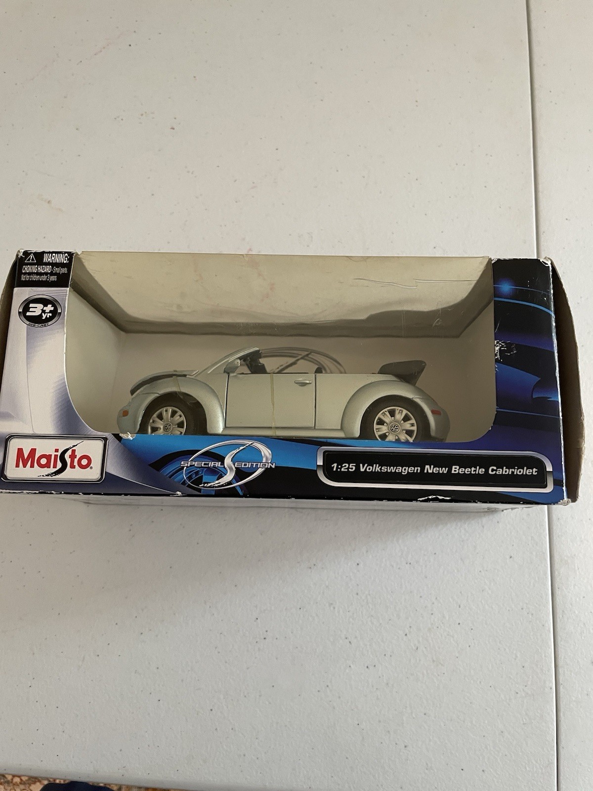 Maisto Volkswagen New Beetle Cabriolet Diecast 1:25 Light Blue