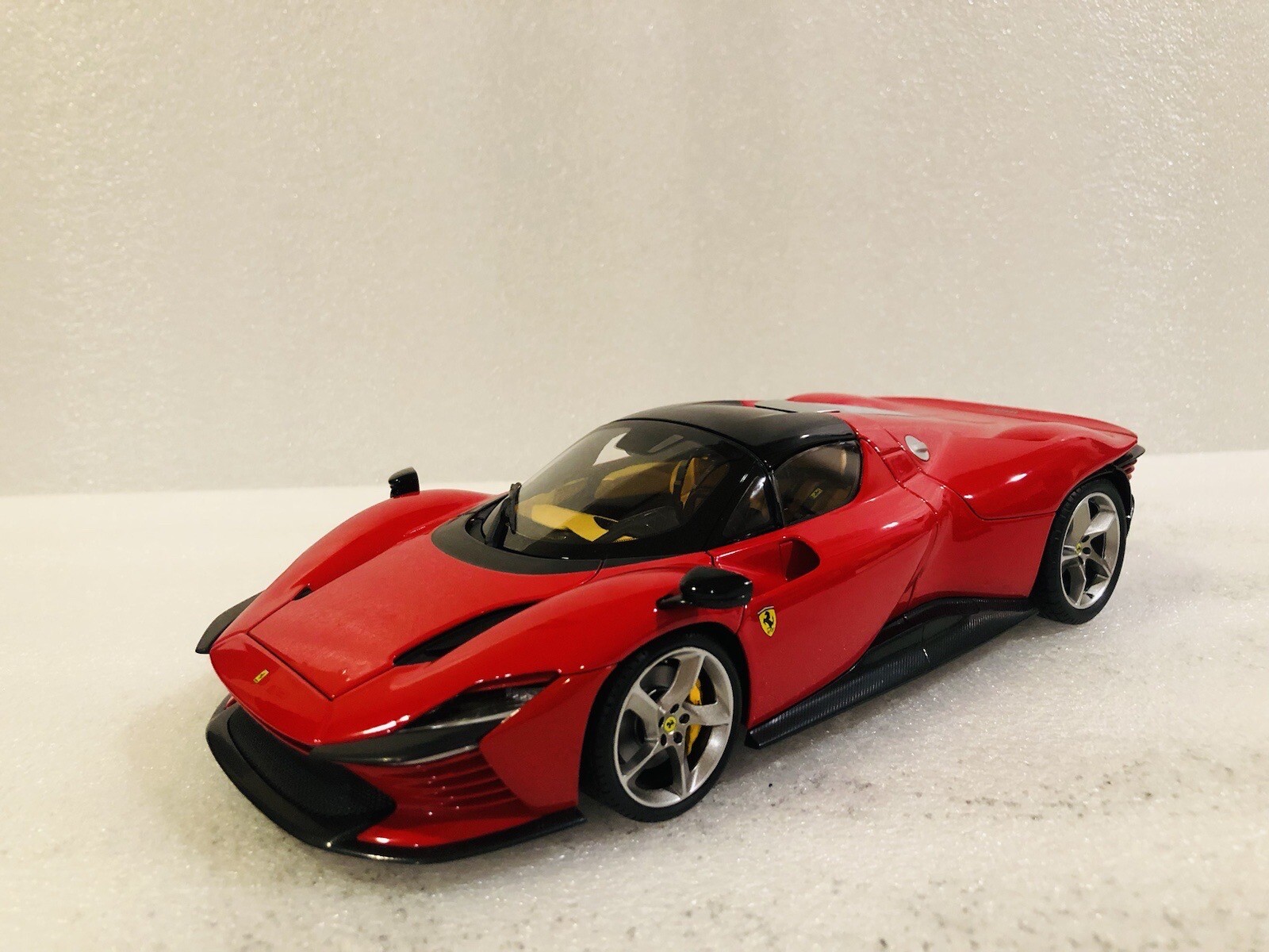 1/18 Bburago Ferrari Daytona SP3 Rosso Corsa Spider Closed Version Signature