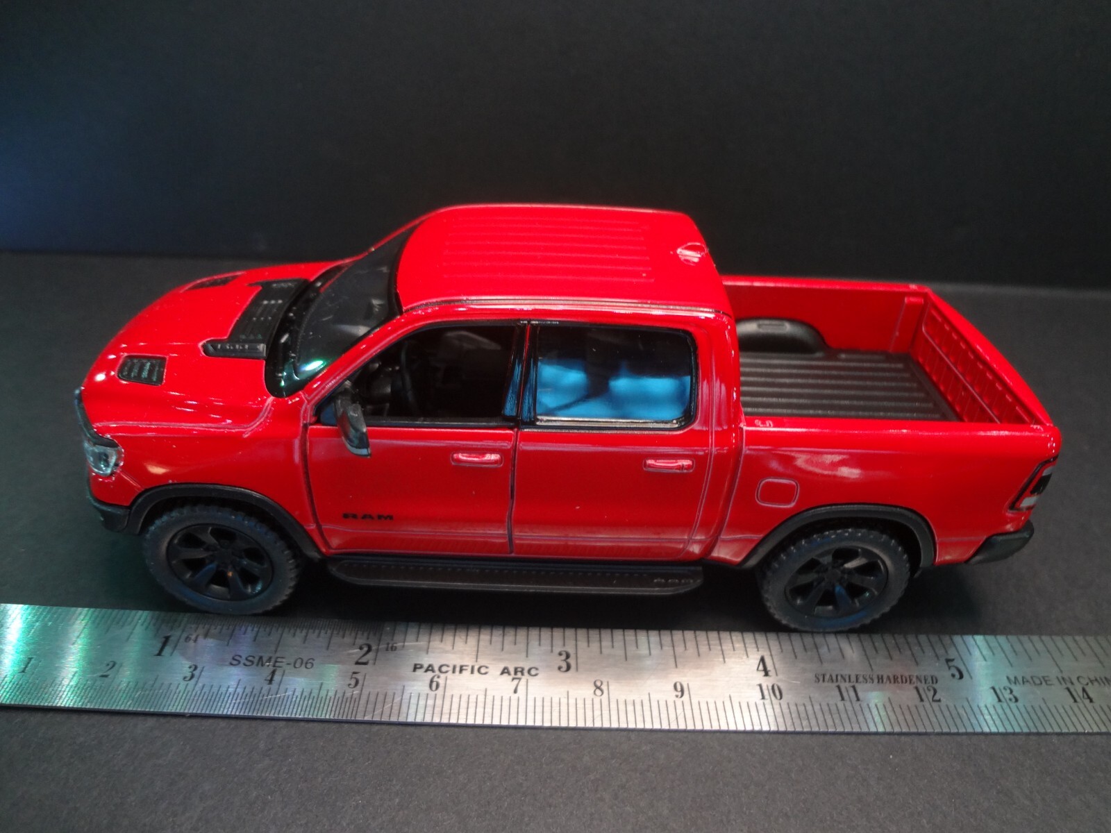 1:46 Scale 2019 Dodge RAM 1500 red – Loose