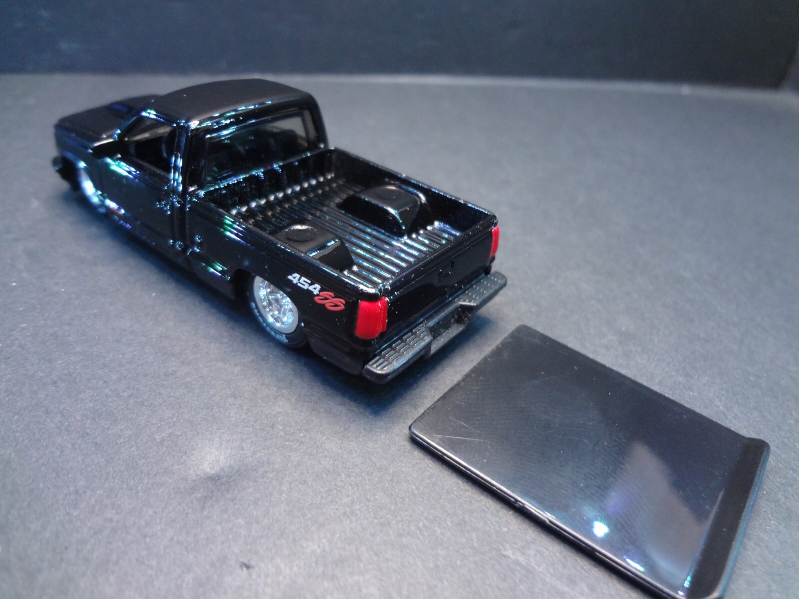 MaisTo 1993 Chevrolet 454 SS Pickup black w/ removable bed cover – Loose 1:64