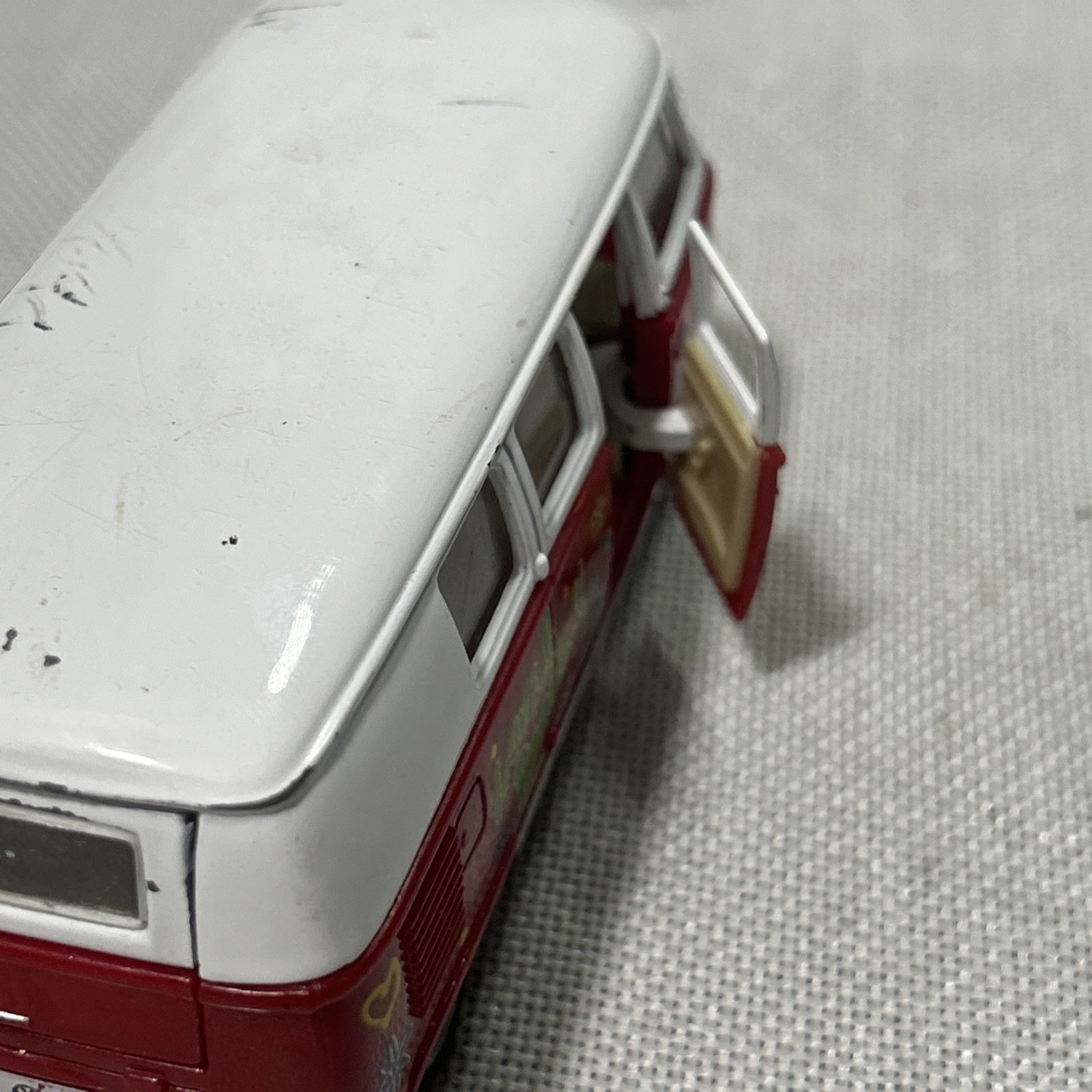 VW Hippie 1962 Bus Peace Love Red Kintoy Die Cast Vehicle – Wind Up
