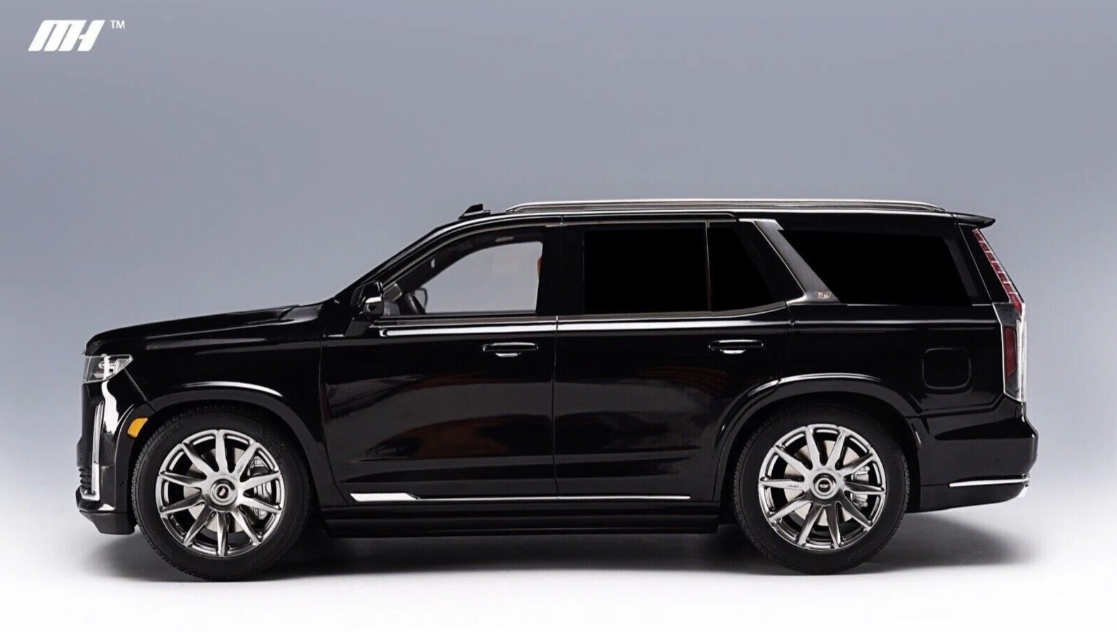 1/18 Motorhelix Cadillac Escalade 2022 in Gloss Black on Carbon Base