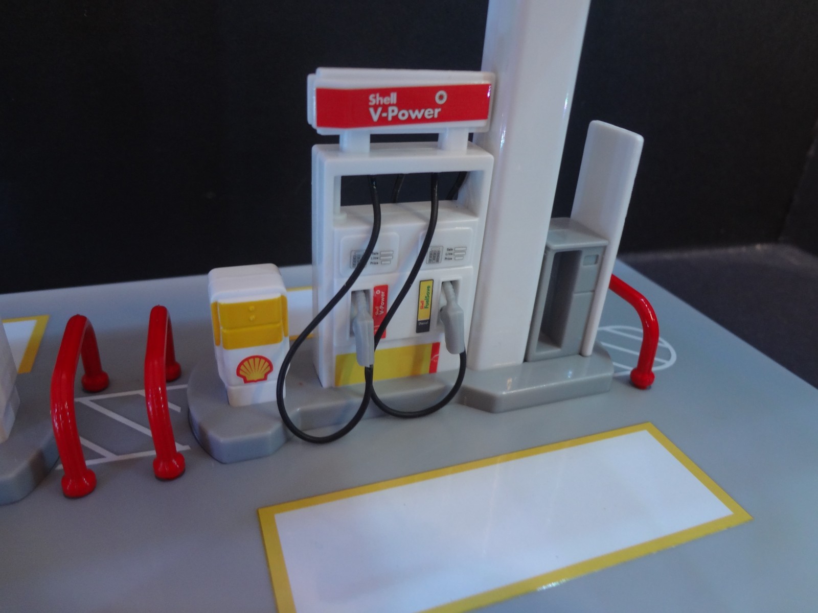 1:64 scale SHELL Gas Station snap on kit