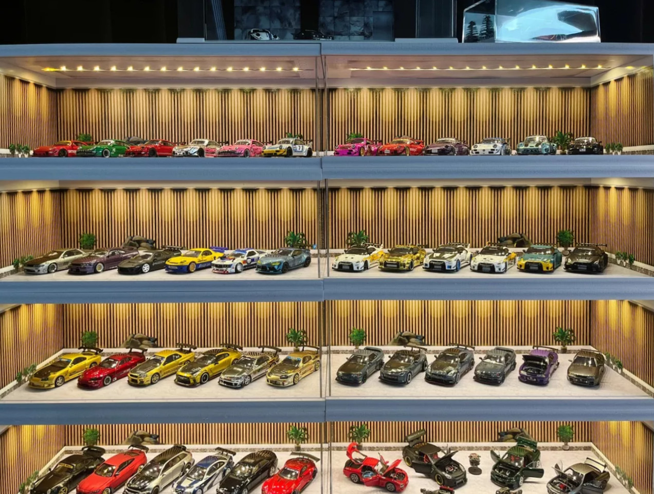 Diorama 1/64 Car Garage Model LED Lighting City Parking Lot Scene Model Gift Toy
