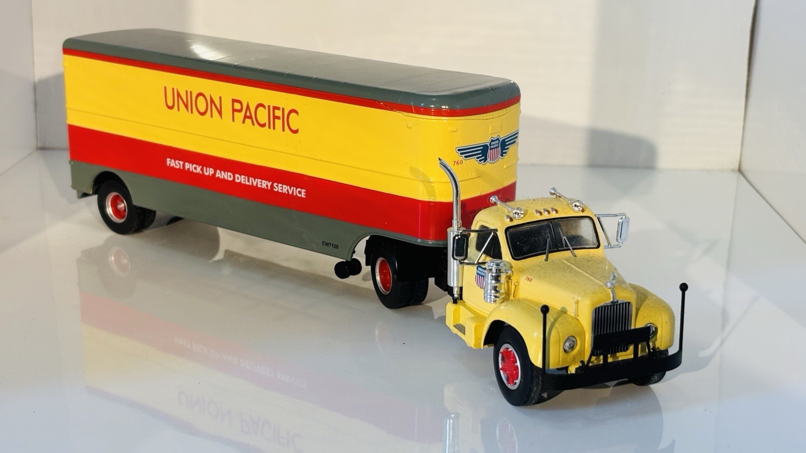 IXO Models 1/43 Scale TTR005 Mack B 61 1955 Union Pacific – Boxed