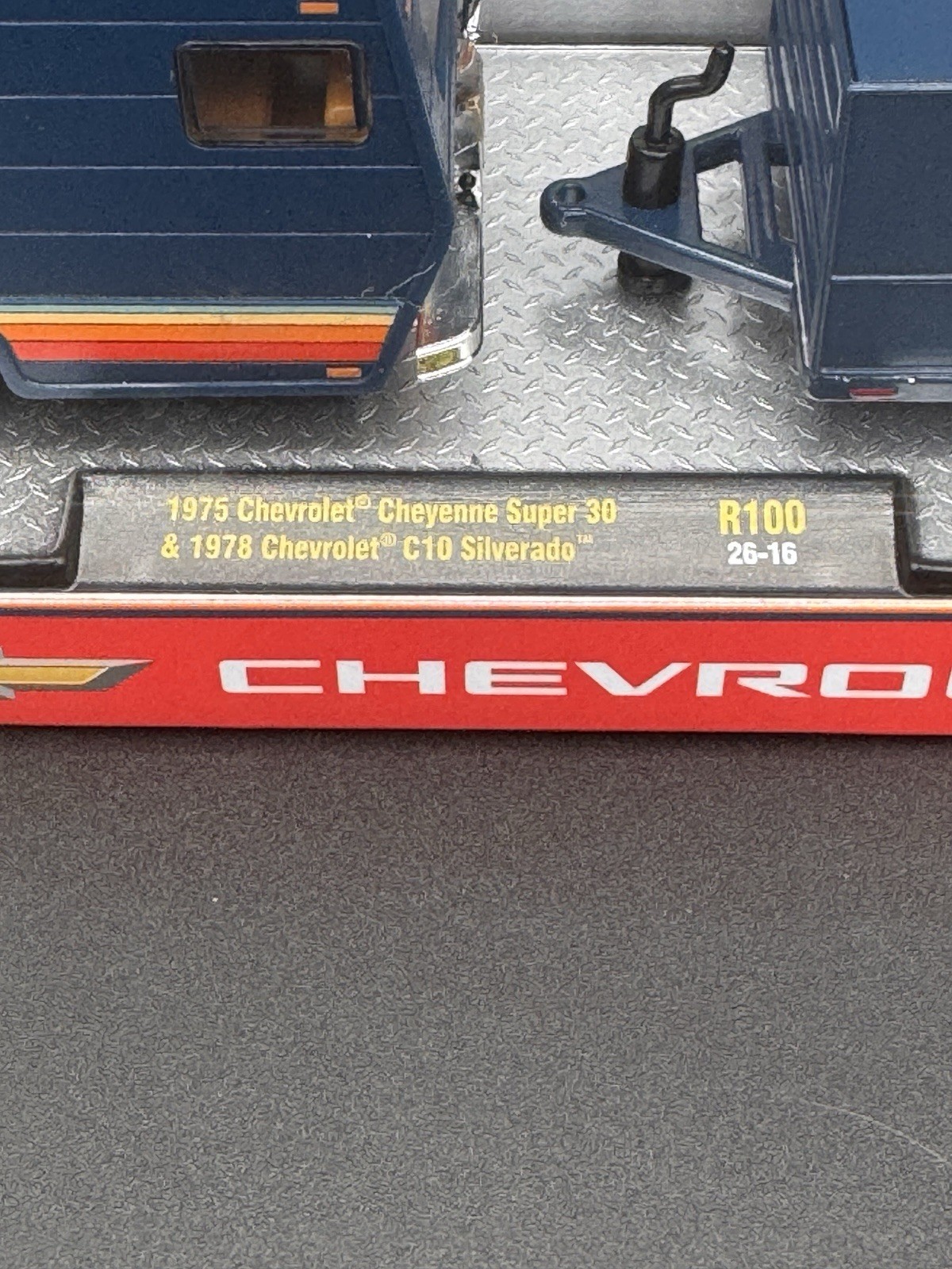 M2 Machines Hauler 1975 Chevrolet Cheyenne Super 30 + 1978 Chevy C10 Silverado
